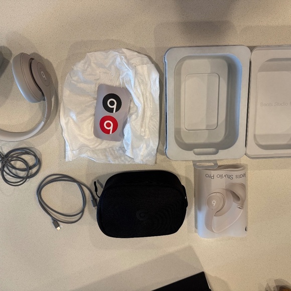 LIKE NEW BEATS HEADPHONES - Picture 1 of 5